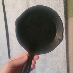 Vintage 6 1/5 in cast iron skillet